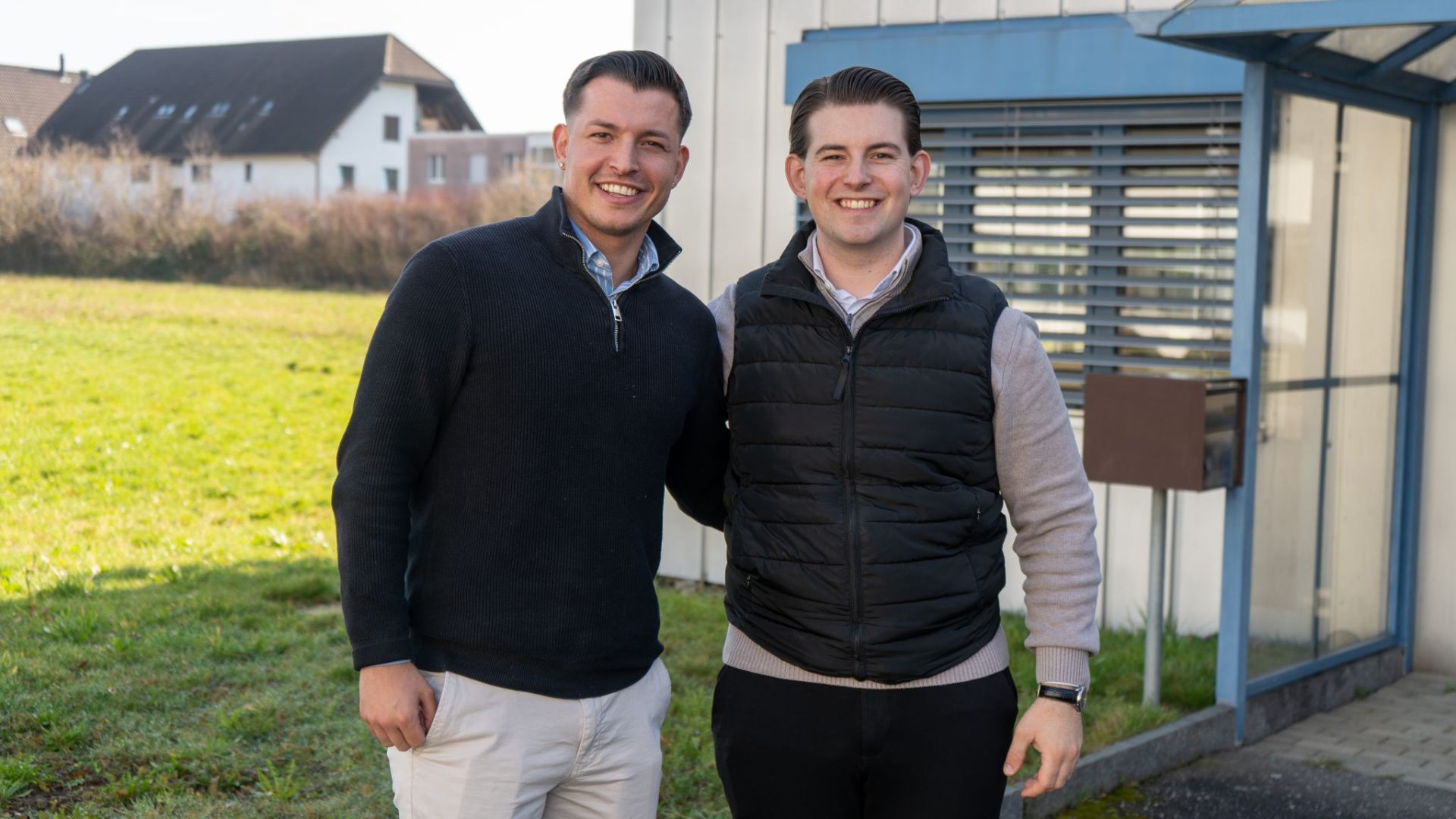 Joel Richner (neuer Inhaber der Texbau AG) und Yannic Reber (Advisor, Peak) vor dem Firmensitz in Däniken.