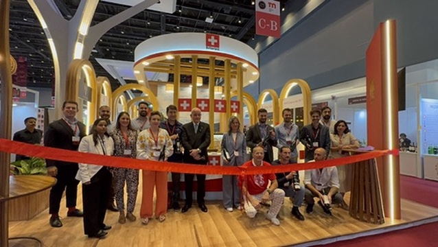 Delegation des Schweizer Pavillons an der ProWine Mumbai 2025 vor dem Eröffnungsband.