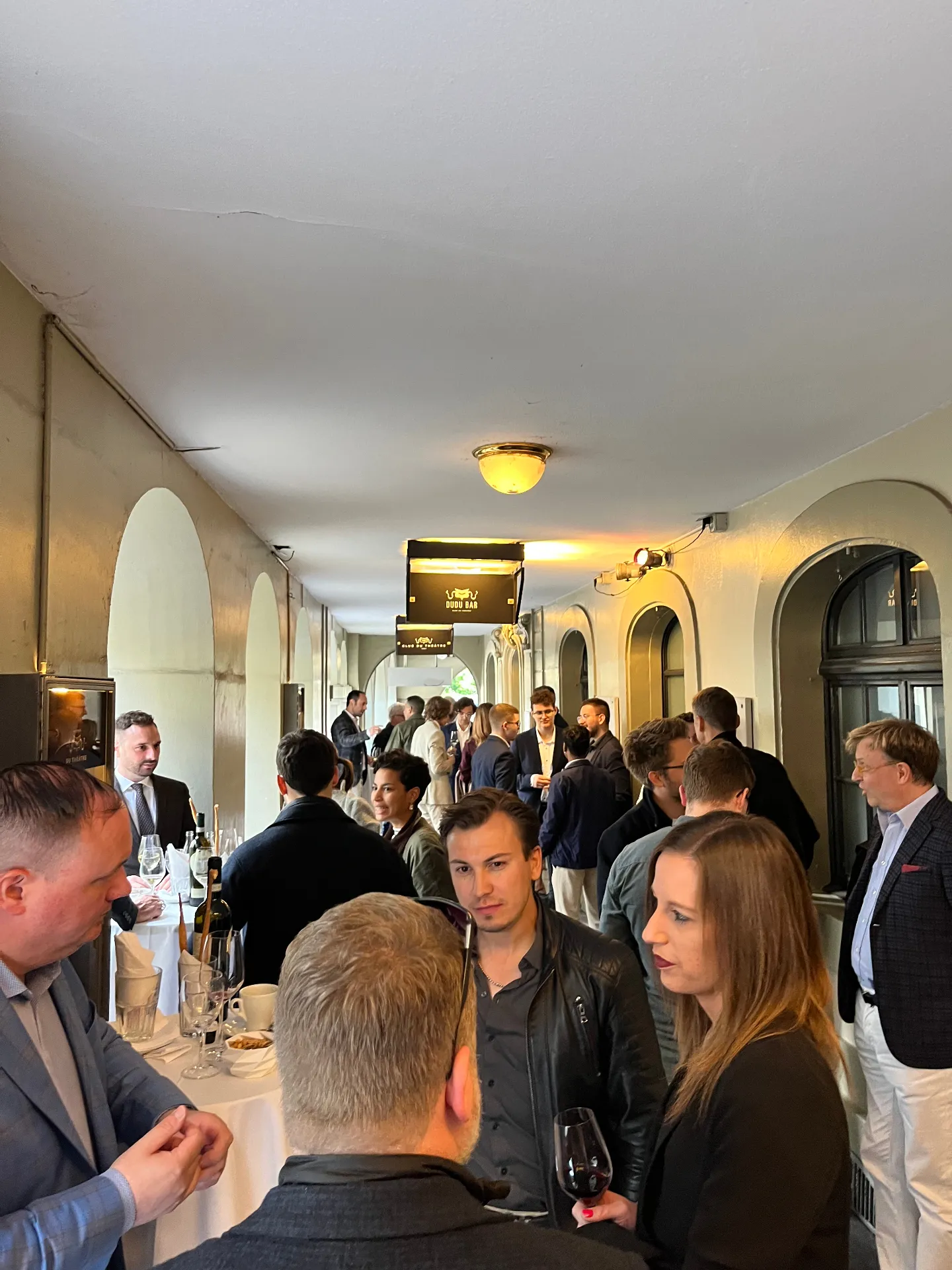 Gäste im Gespräch am Rooftop-Event der Agentur Peak in Bern