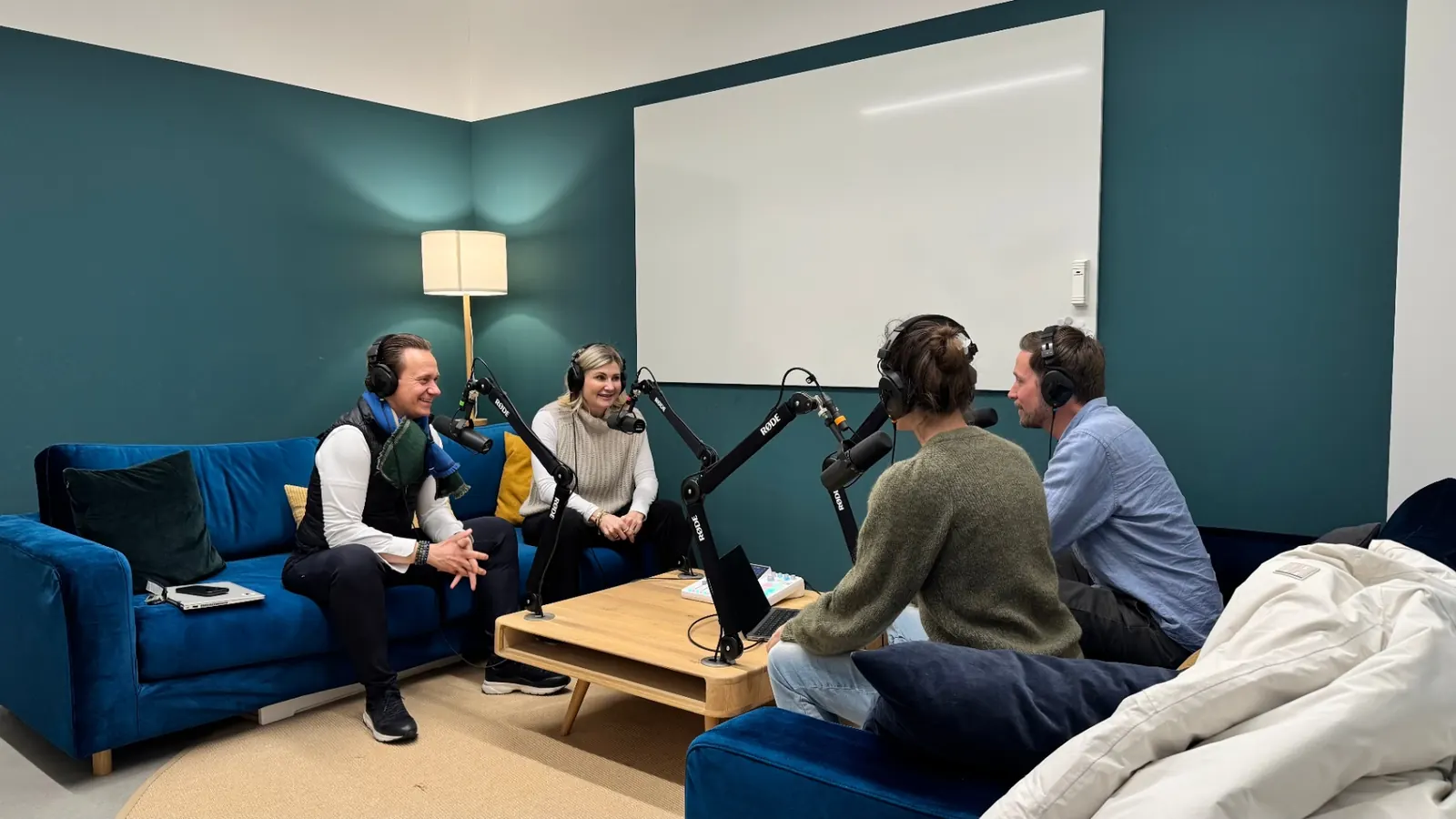 Podcast-Aufnahme im ZID: Austausch zwischen peak.swiss, ZID-Geschäftsleitung und Gästen.