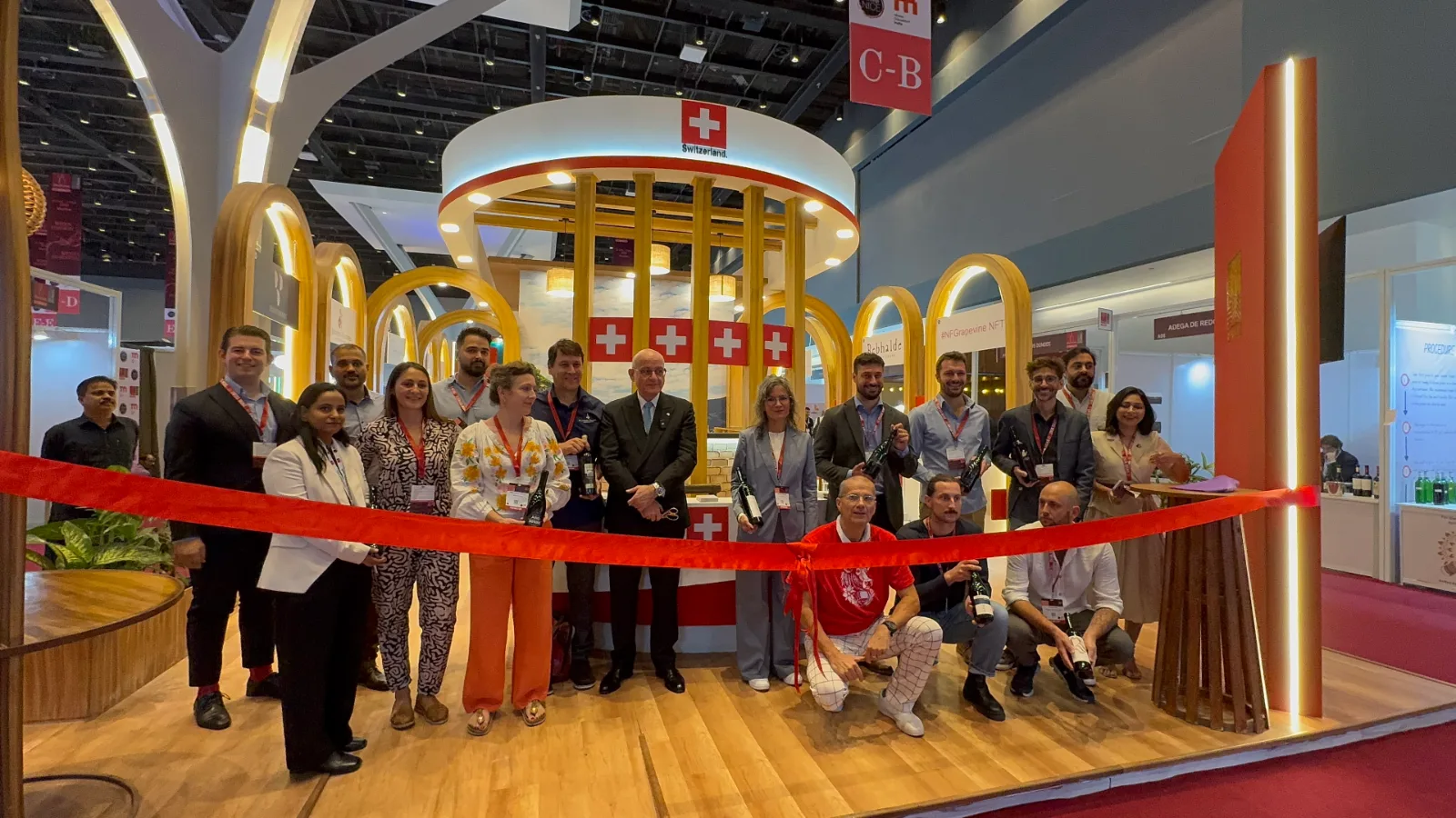 Schweizer Pavillon mit goldenen Bögen und rundem Empfangstresen an der ProWine Mumbai 2025.